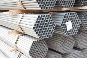 تصویری از لوله‌های گالوانیزه سنگین صنعتی چیده‌شده در انبار