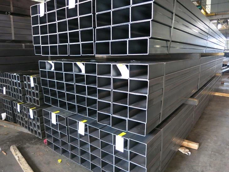 تصویر پروفیل صنعتی سنگین در انبار فولاد