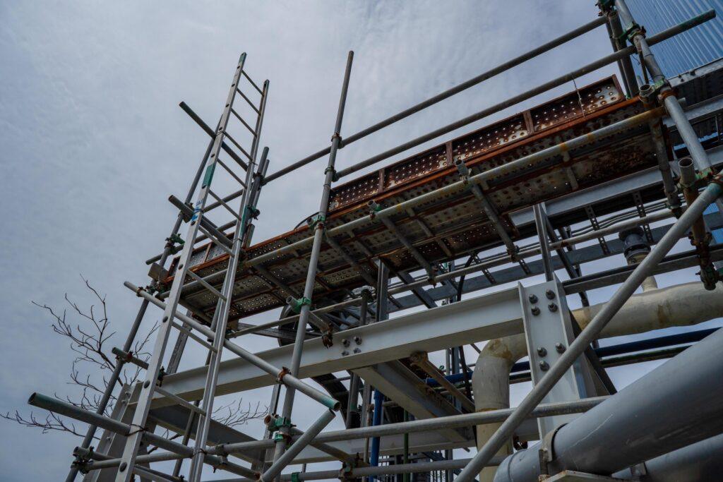 لوله داربستی فلزی در پروژه ساختمانی