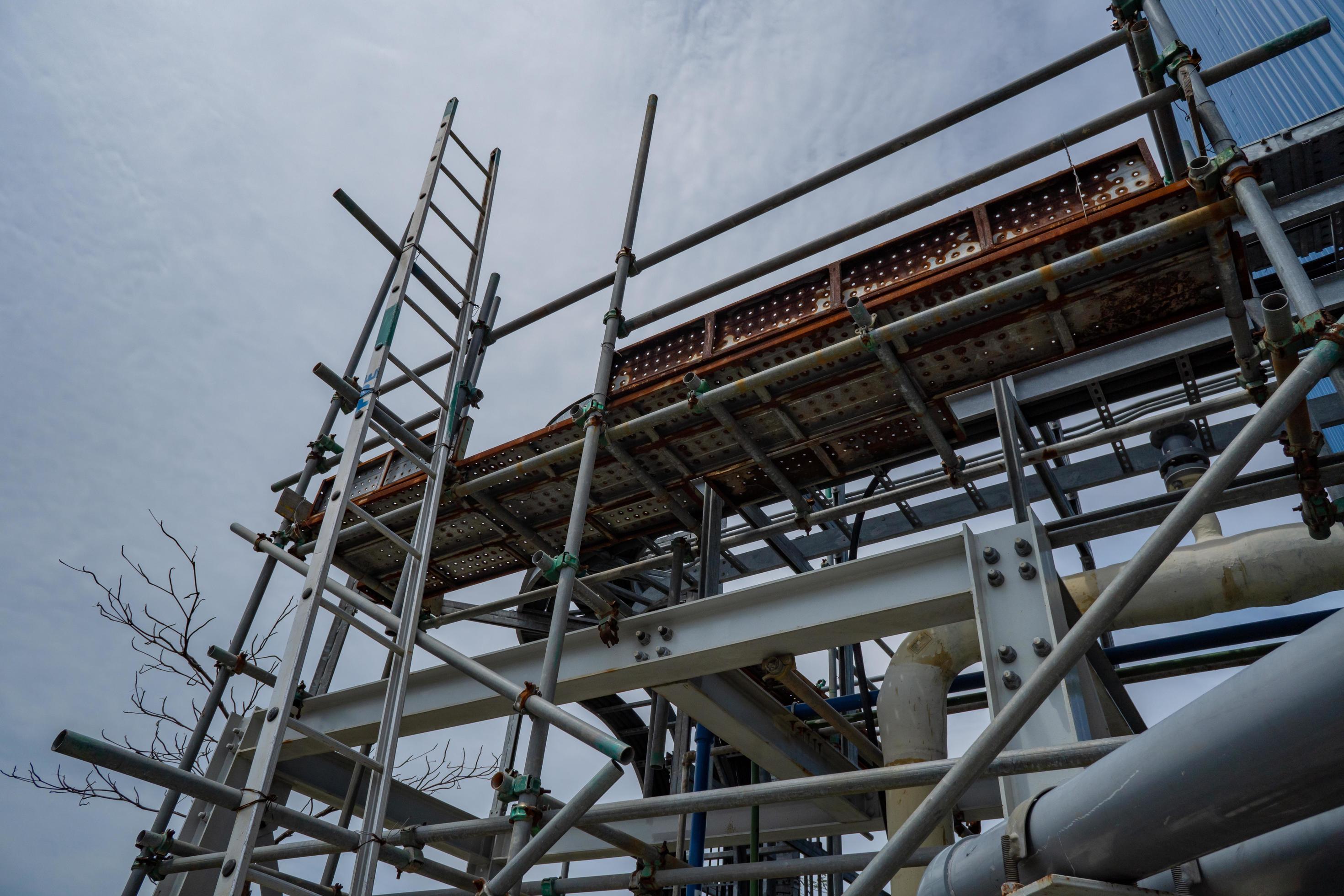 لوله داربستی فلزی در پروژه ساختمانی