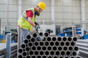 تصویر لوله فلزی صنعتی در کارخانه تولید