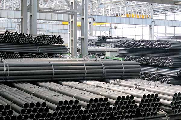 لوله پروفیل صنعتی در حال نصب در سازه فلزی